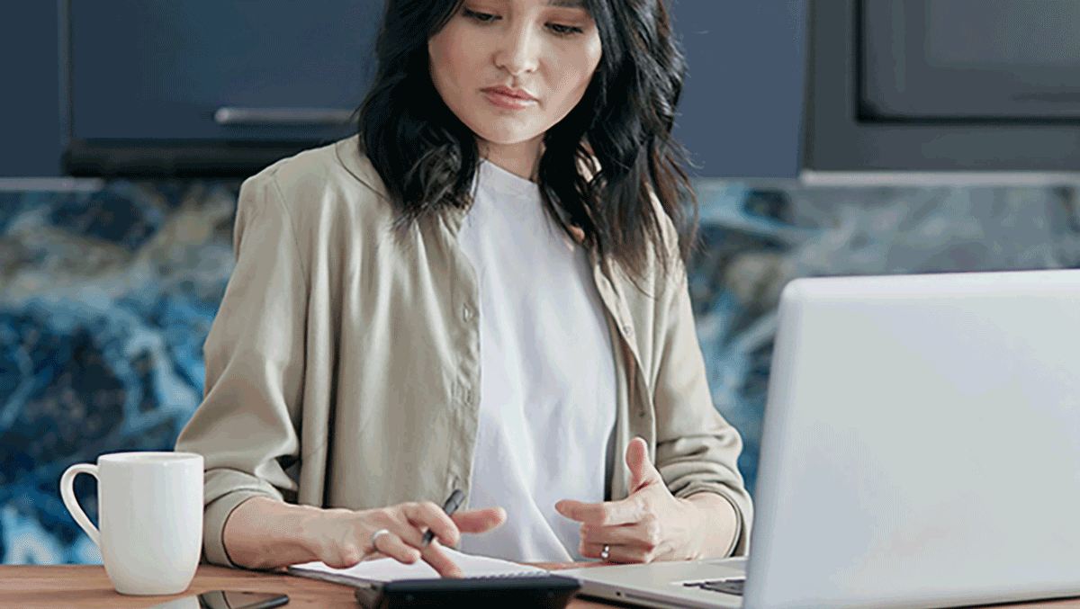 Kvinna med miniräknare