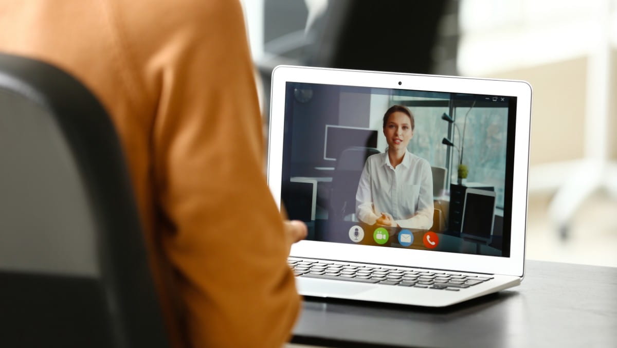 Kvinna på laptopskärm i digital intervju - hur vet man om det är deepfake eller inte?