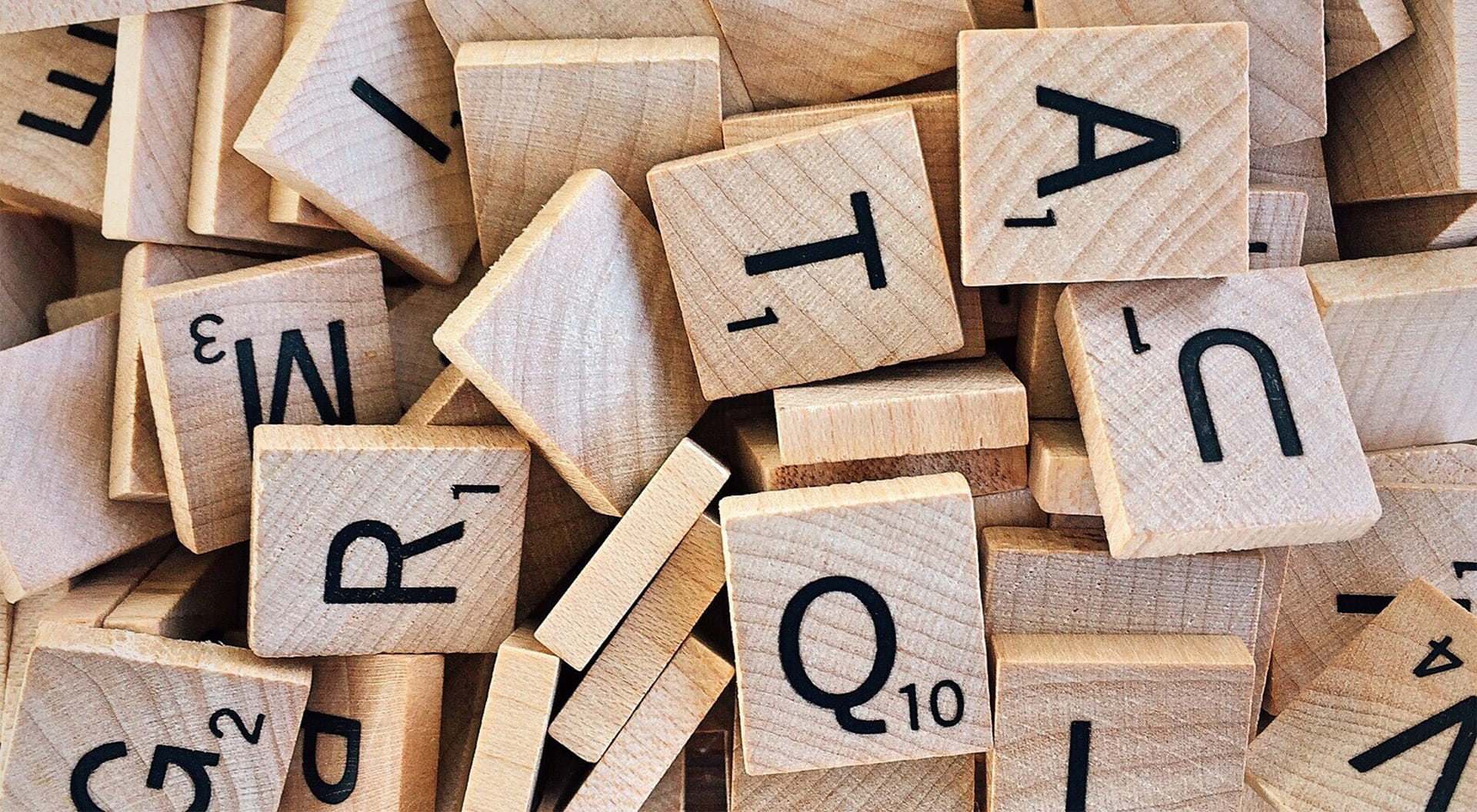 Träbitar med bokstäver. Träbitar med bokstäver.