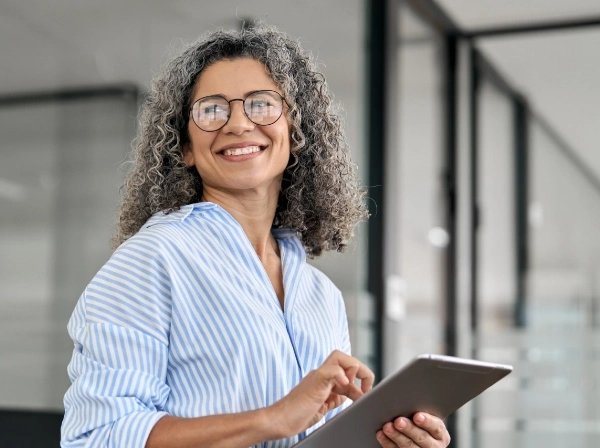 Medelålders kvinna på kontor jobbar med Executive Search