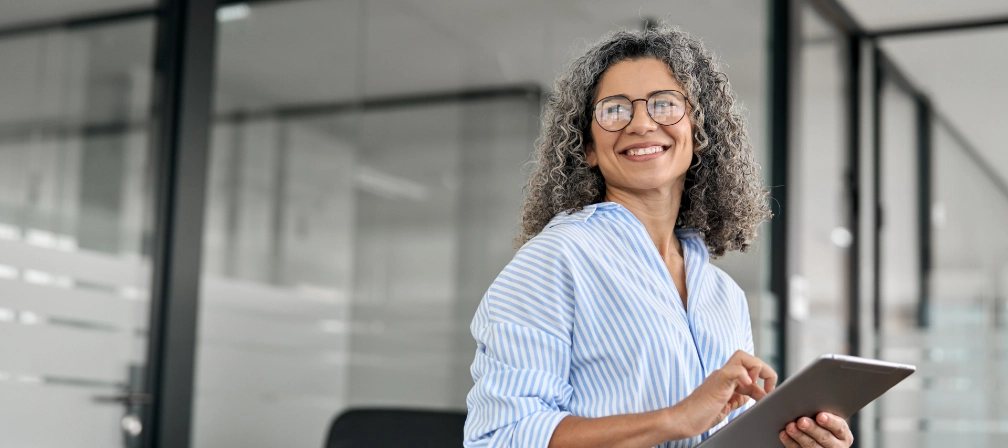 Kontor: Leende kvinna med grånat hår jobbar med kompetensbaserad rekrytering