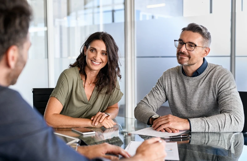 Två rekryterare (en kvinna och en man) diskuterar Executive Search